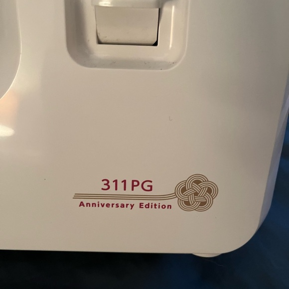 Sewing machine - Picture 6 of 8